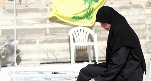 Beirut: Imponente partecipazione ai funerali del comandante Hezbollah ucciso in un raid israeliano